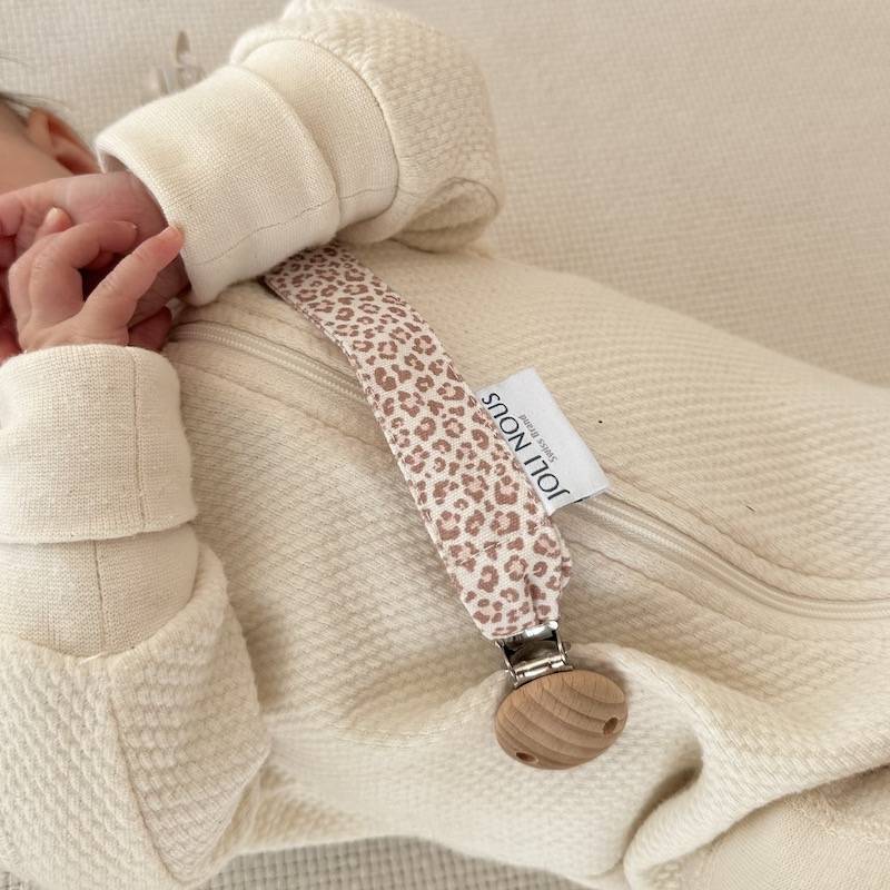 Attache-tétine personnalisation élégant de la marque suisse 'Joli Nous', un accessoire premium pour bébé, alliant design raffiné et qualité exceptionnelle