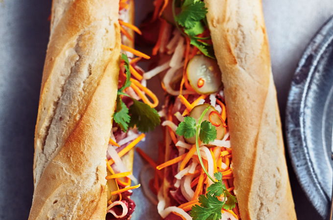 <i>Banh mi</i> au <i>smoked meat</i>