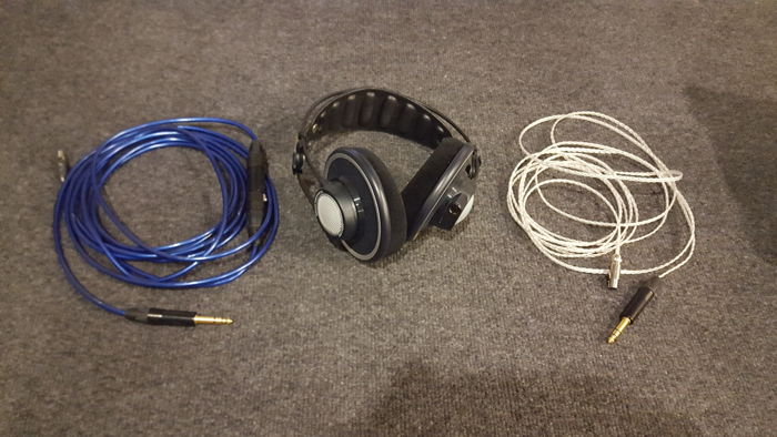 AKG  702 clean and light used and no flaws