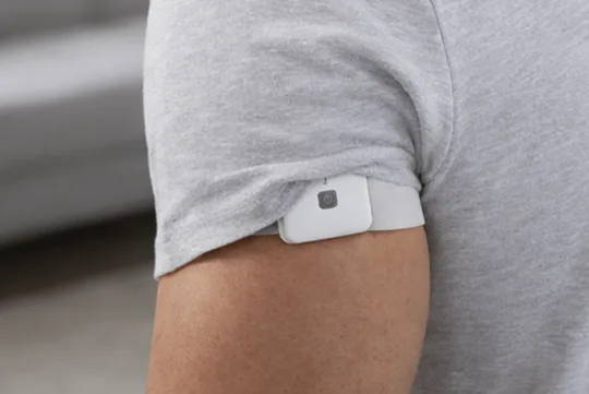 WellueのワイヤレスTENSポッドを袖の下に目立たないように装着