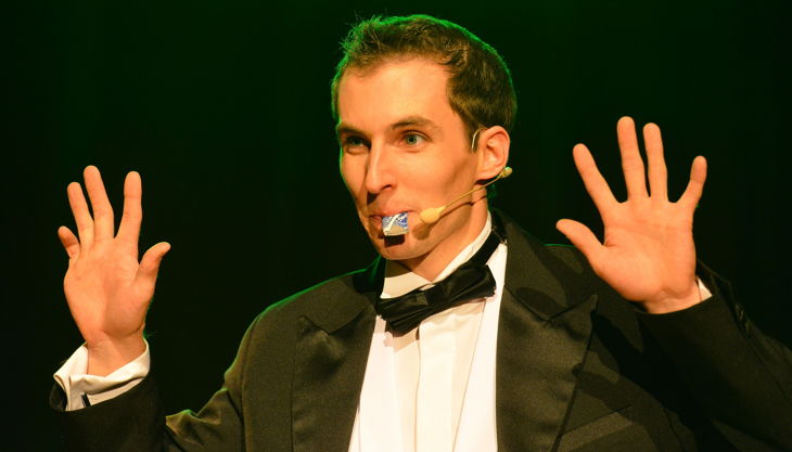 bester geburtstagde maxim maurice zauberer bühne anzug