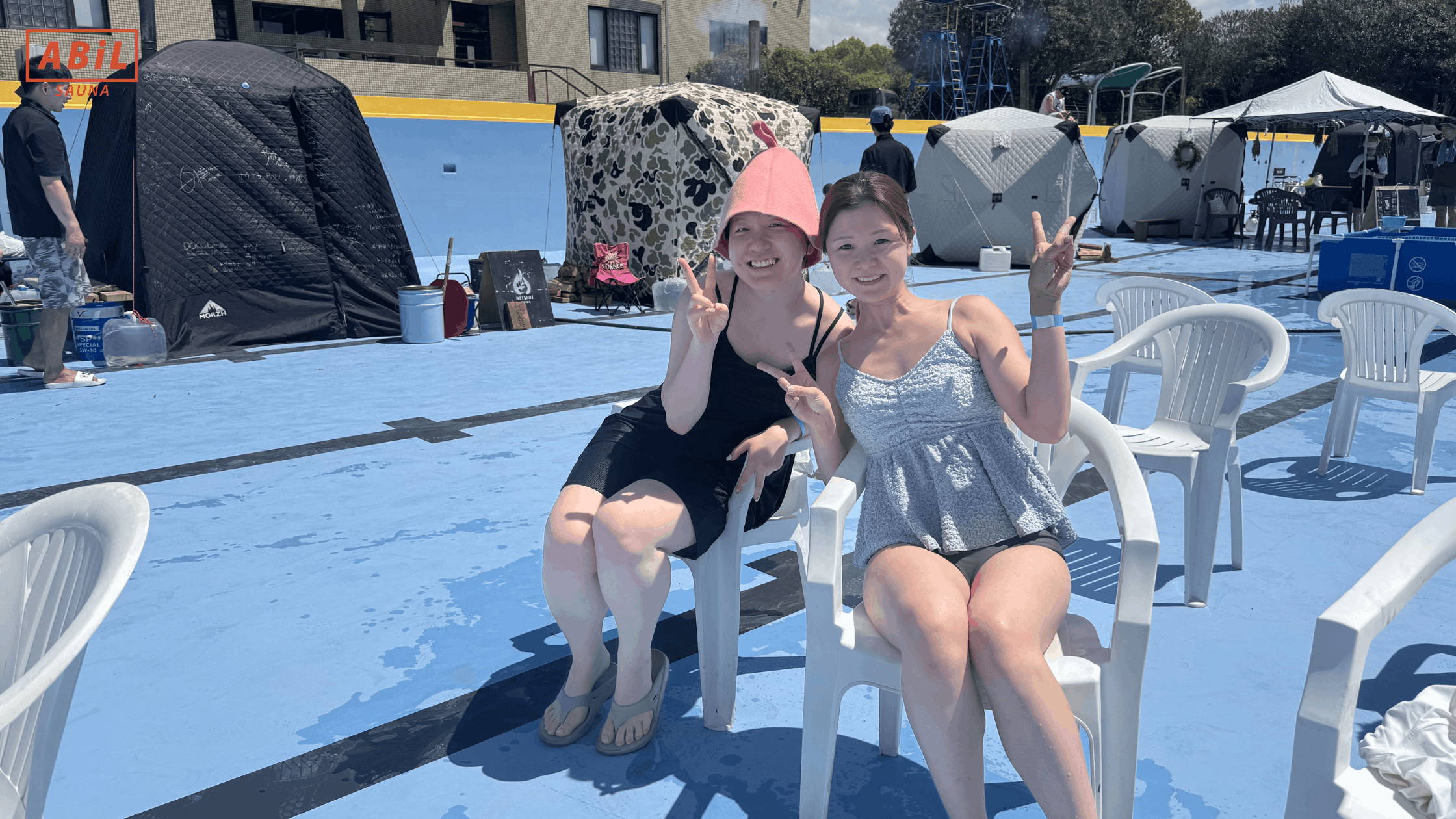 外気浴を楽しむ女性グループの様子