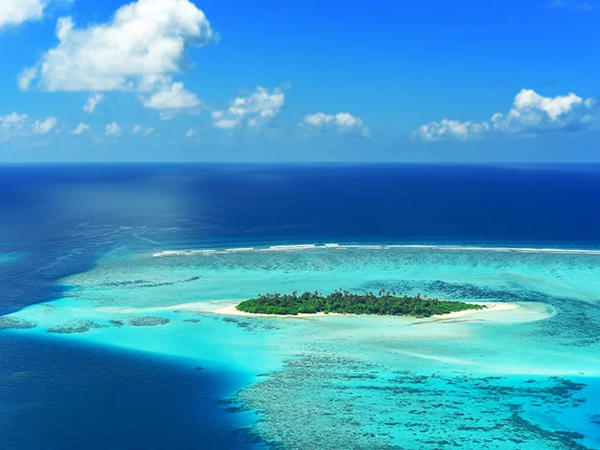 Vue aérienne des Maldives avec une eau azur.