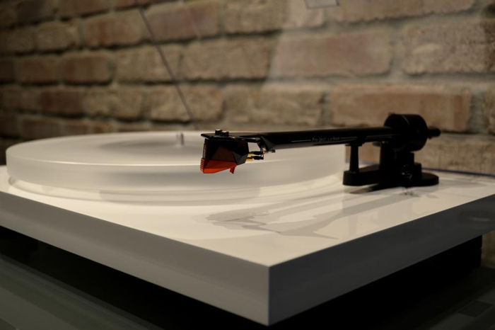 Pro-Ject Audio Systems Debut Carbon Esprit SB - Gloss W...