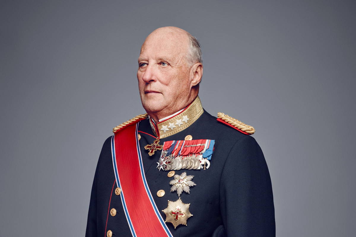Image may contain: Harald V of Norway, Military, Officer, Person, Military Officer, Adult, Clothing, Glove, Face, and Head