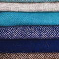 Etoffes de tweed en laine de plusieurs couleurs pilées et empilées