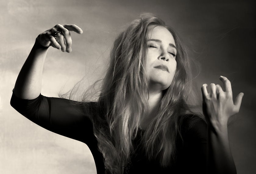 Retrato en blanco y negro de Leila Josefowicz envuelta en emoción mientras toca un violín invisible.