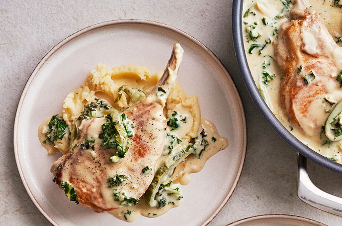 Côtelettes de porc et kale, sauce à la crème