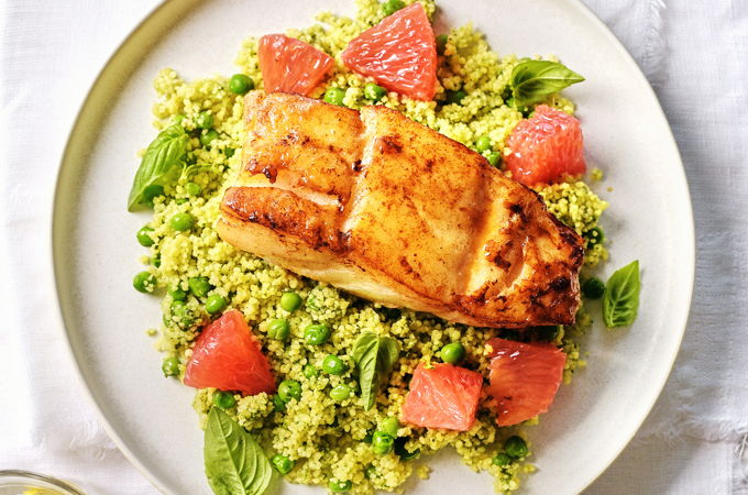 Morue poêlée, couscous au pesto et au pamplemousse