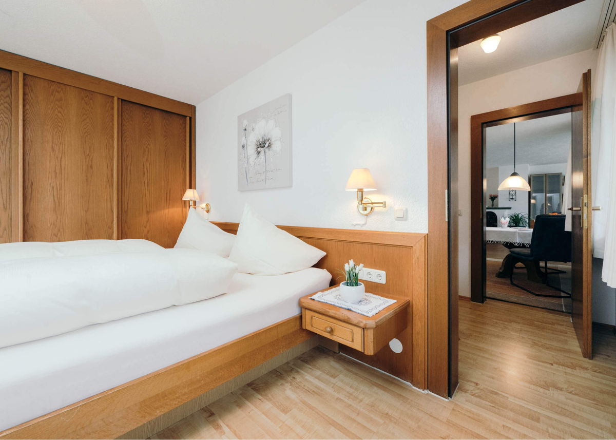 Schlafzimmer mit Doppelbett in Ferienwohnung in Oberstdort, Allgäu.