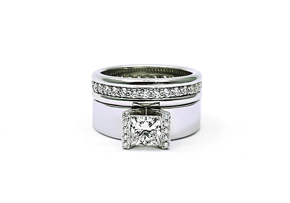 Duo engagement ring and wedding band in white gold with diamond and diamond pavé.