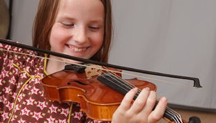 das klingende museum berlin kind spielt geige