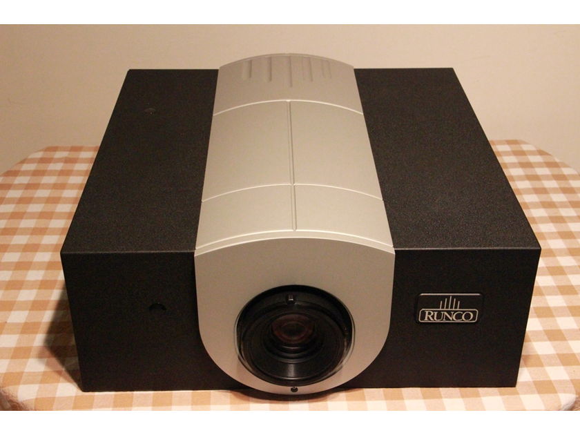 Runco Q750i LED DLP Projector