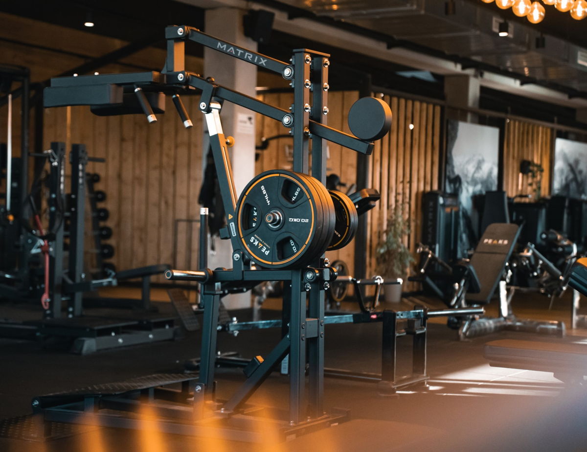 Modernes Krafttraining in Isny mit edlen mattschwarzen Geräten und natürlichem Zirbenholz Ambiente