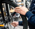Gros plan sur le pneu d'un velo electrique