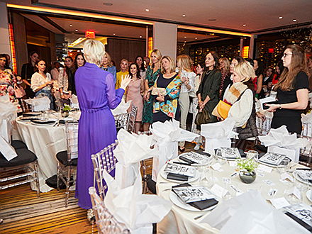  Vilamoura / Algarve
- Dr. Barbara Sturm gives a speech in front of here guests.