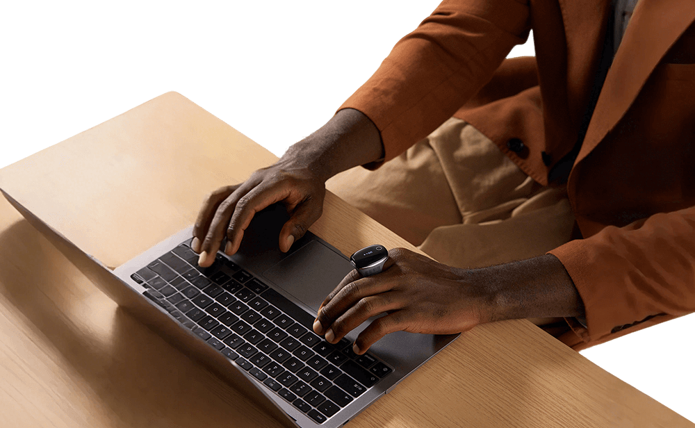 User analyzing Wellue O2Ring-S sleep and oxygen data report on laptop