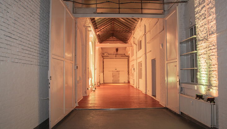 großehalle beleuchtet buehne eingang