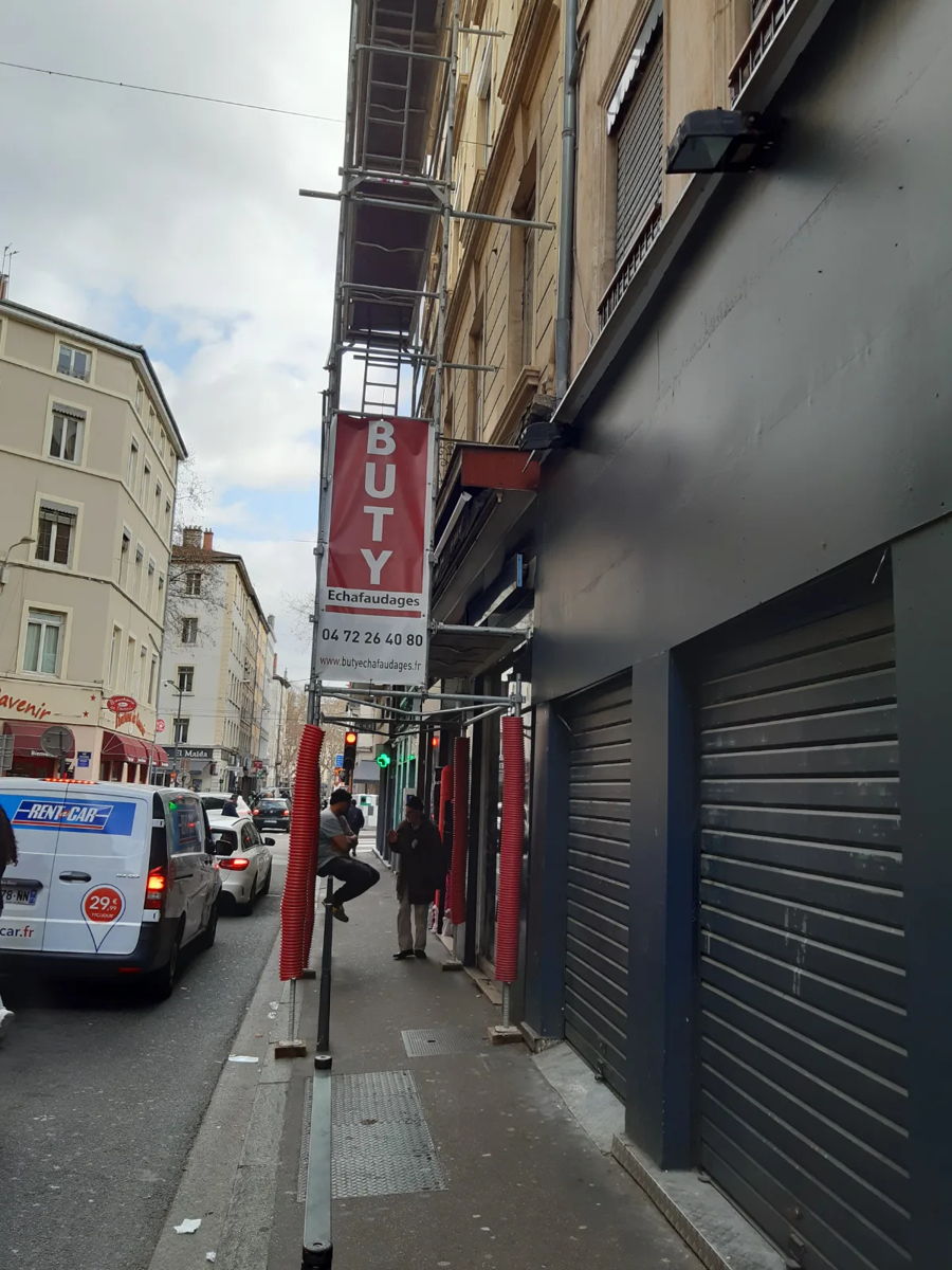 Échafaudage de façade en centre-ville — photo 3