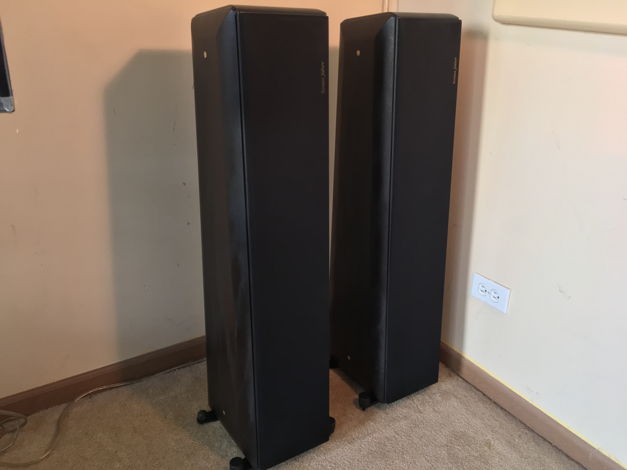 Sonus Faber Toy Tower in 'Barred Leather'