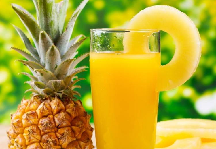 ананасовый сок на белом фоне. ананасовый сок от отеков. кислый ананасовый сок. ананасовый сок клип. мужчина пьет ананасовый сок.