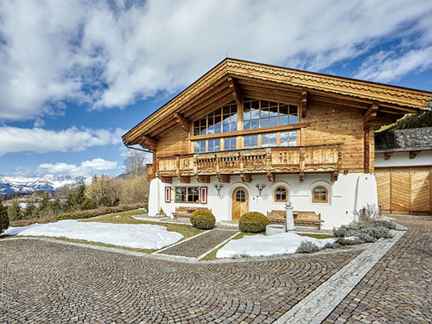  Gera
- Das circa 461 Quadratmeter große Landhaus in der Nähe von Kitzbühel wird für 5,9 Millionen Euro zum Kauf angeboten. Zu der hochwertigen Ausstattung gehören unter anderem ein Wellnessbereich mit Sauna, drei Terrassen sowie ein Weinlager.