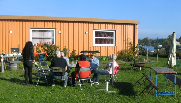 bester geburtstagde erlebnisräume entspannung gemütliche runde feuerkessel camping
