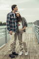 Photo hommee et femme a l'extérieur portant le jeans en chanvre le gaulois