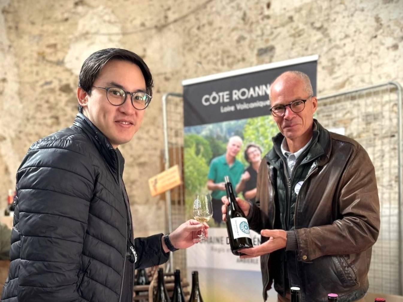 Depuis deux ans, je collabore avec Aude-Reine et Régis, dont le travail et les valeurs m’ont conquis. Leur passion et leur engagement donnent vie à un vin naturel, pur et empreint d’histoire, en parfaite harmonie avec ma démarche : sélectionner des cuvées qui racontent une histoire et subliment les moments marquants.