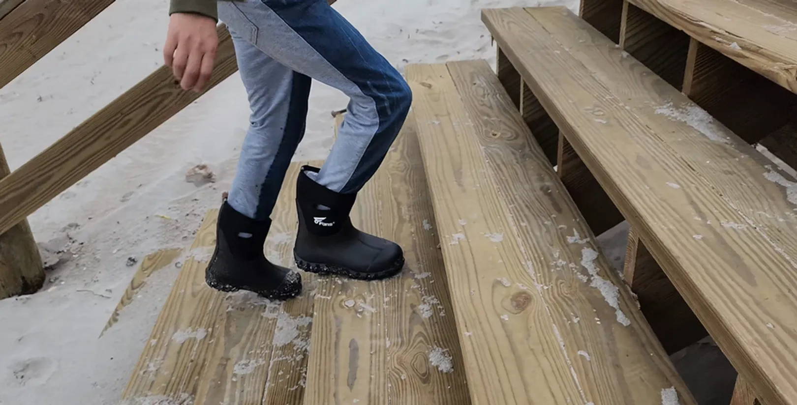 The waterproof rubber rain boots can face any outdoor situation whether it's mud, creeks or sonw