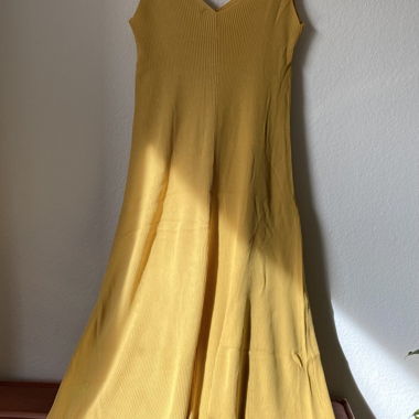 Gelbes Kleid von Mango