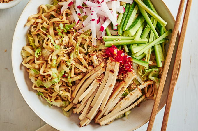 Nouilles froides au sésame et au tofu fumé