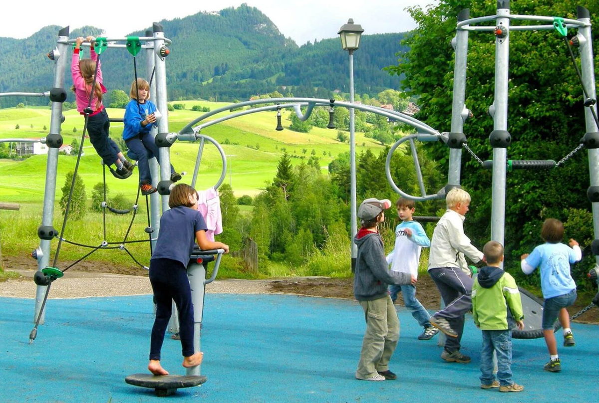 Zahlreiche Spielplätze in der Umgebung für Kinder. Hier der Planetenspielplatz in Pfronten Weißbach.