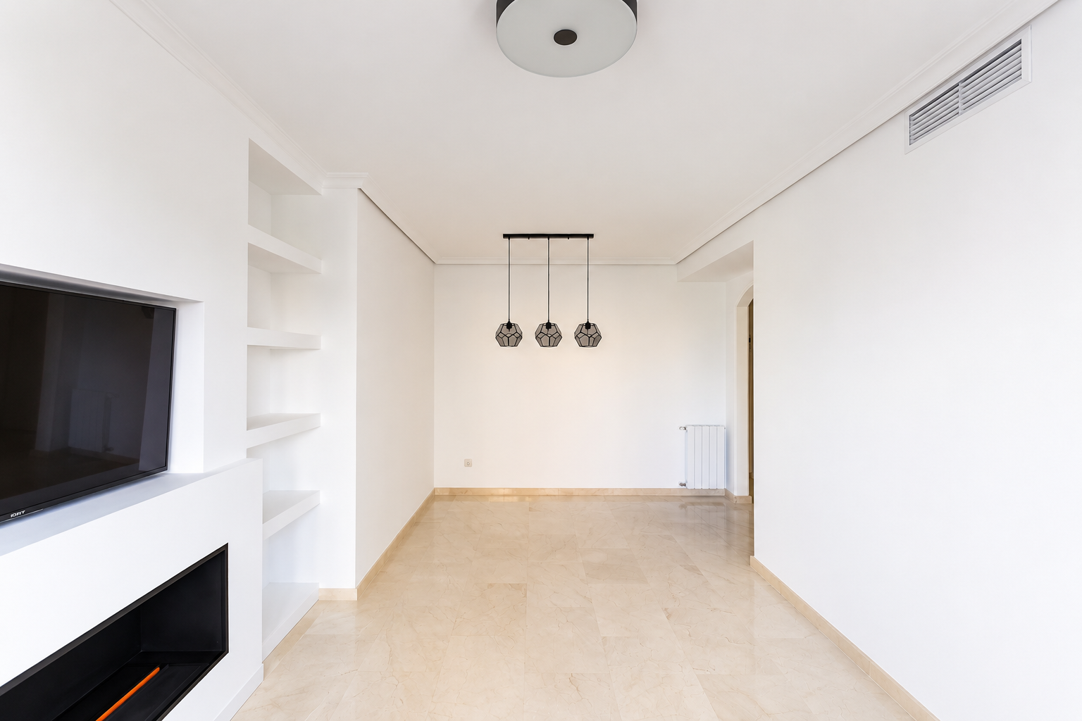 Bright 2-bedroom apartment with pool, garage and green areas - Image 5
