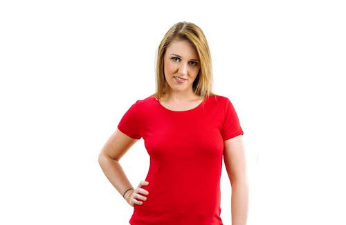 T-Shirt  T-Shirts gehören zu den meist genutzen Kleidungsstücken. Ob für die Freizeit oder fürs Geschäft, T-Shirts sind bequem und können bei vielen Gelegenheiten getragen werden.   Möchten Sie Ihr T-Shirt zu einem ansprechenden Werbeträger machen oder einfach nur individualisieren?   Wir können Ihr T-Shirt innert kürzester Zeit mit einer Bestickung oder einem Druck zu veredeln.  Da wir eine gut ausgestattete Produktionsstätte in der Schweiz betreiben, können wir jeden Auftrag für Sie innert kürzester Zeit durchführen.  Lassen Sie sich über die Möglichkeiten unverbindlich beraten.