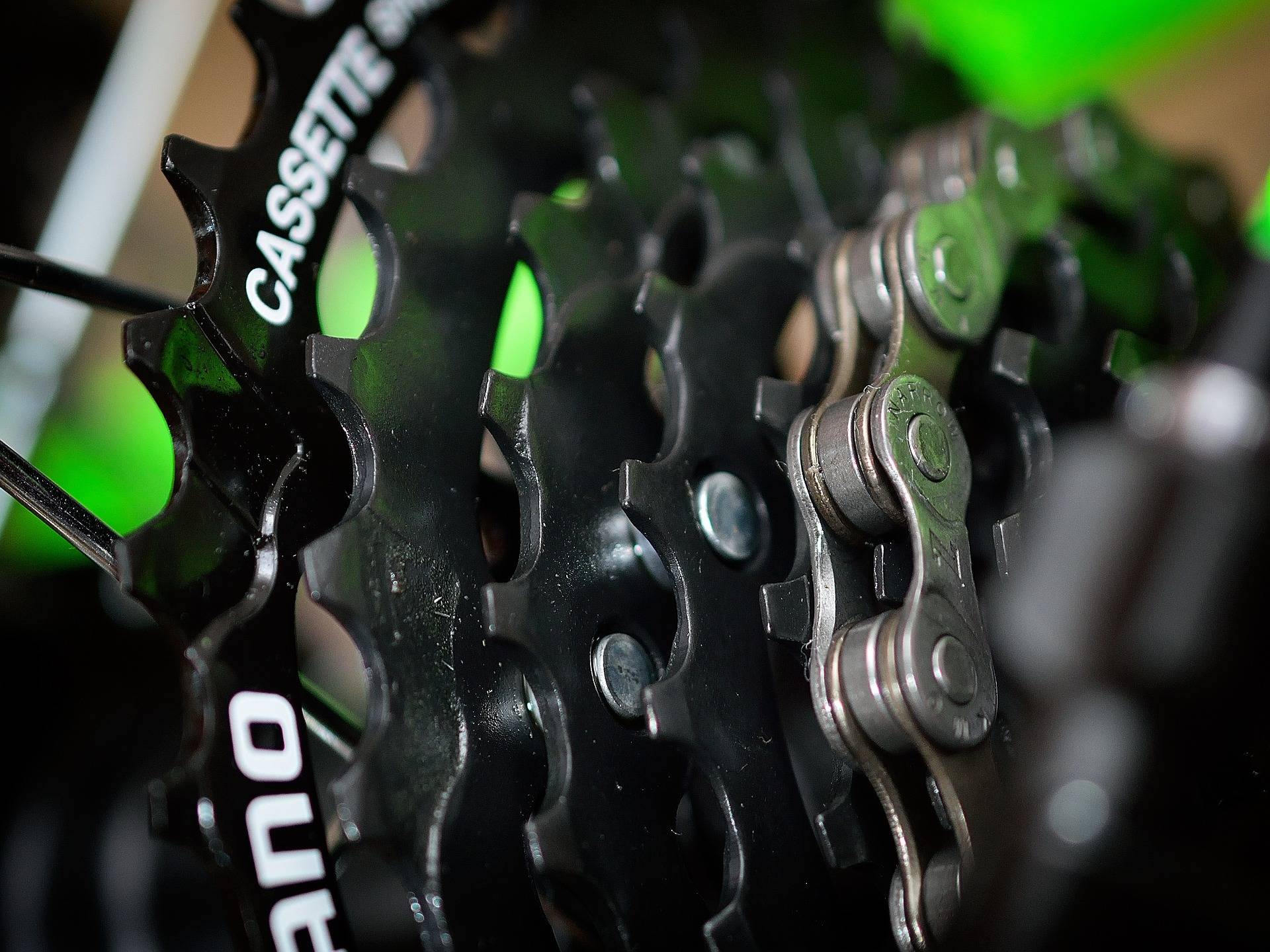 Cassette arrière et chaîne de vélo vues de près