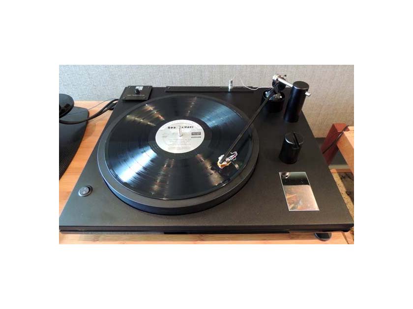 WELL TEMPERED AMADEUS GTA  TABLE AND TONEARM