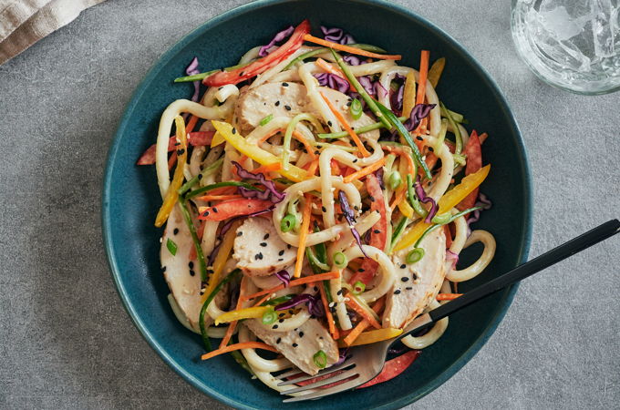 Salade de nouilles udon et de poulet au miso et au gingembre