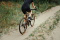 Cycliste sur vélo gravel sur un chemin sablonneux