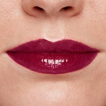 Lèvres avec du rouge à lèvres violet sur peau claire