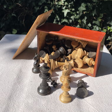 Schachfiguren aus Holz 