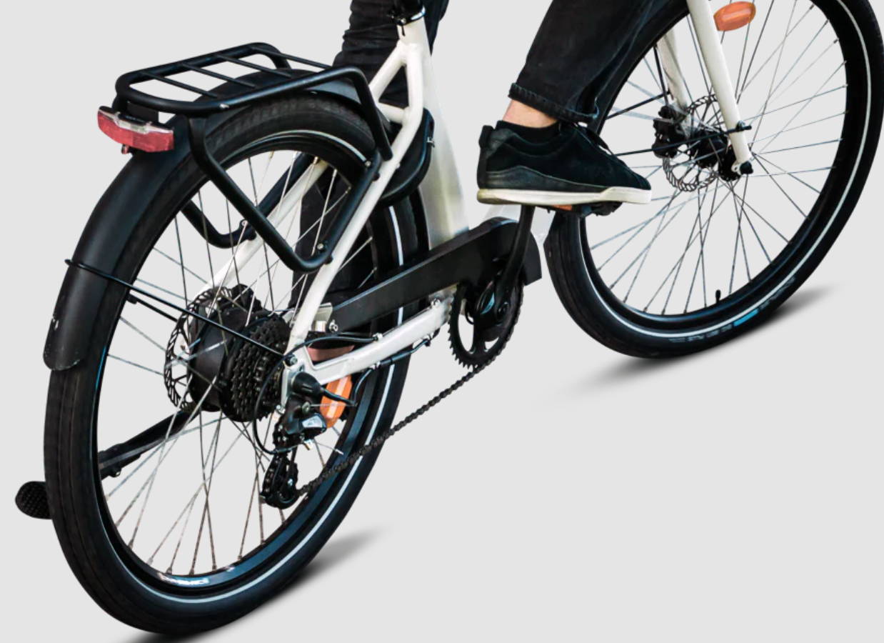 Vélo électrique ShiftBikes équipé d’un garde boue et d’une lumière arrière puissante