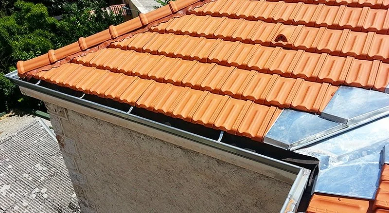 Rénovation de la couverture en tuiles de Marseille d’une villa à Nice — photo 3 sur 11 — CEG TOITURE