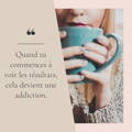 une femme avec du rouge a lèvres rouge qui concomme une tasse de thé jouvence de la marque nekotea, avec une citation