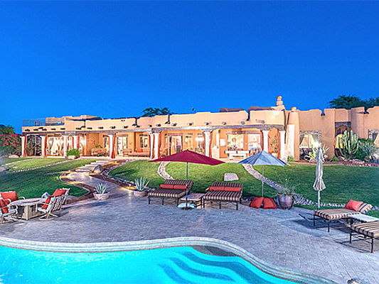  Vilamoura - Algarve
- Engel & Völkers Scottsdale is brokering the residence of US celebrity Bret Michaels in Arizona for around 3.3 million dollars (approx. 2.8 million euros). The property comprises five bedrooms and boasts various different sports and wellness facilities. (Image source: Engel & Völkers Scottsdale)