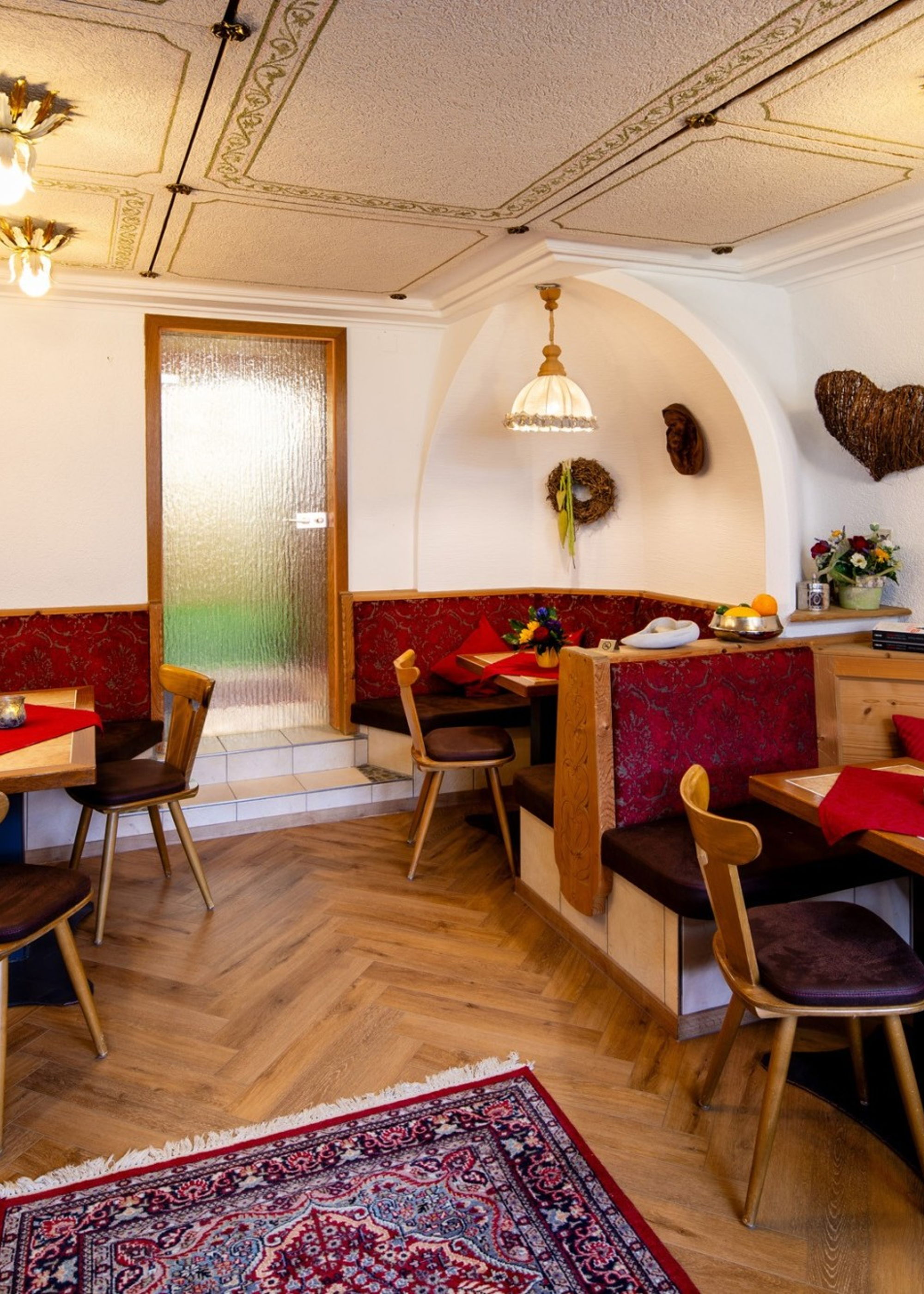Frühstück und Abendessen im rustikal-gemütlichen Restaurant