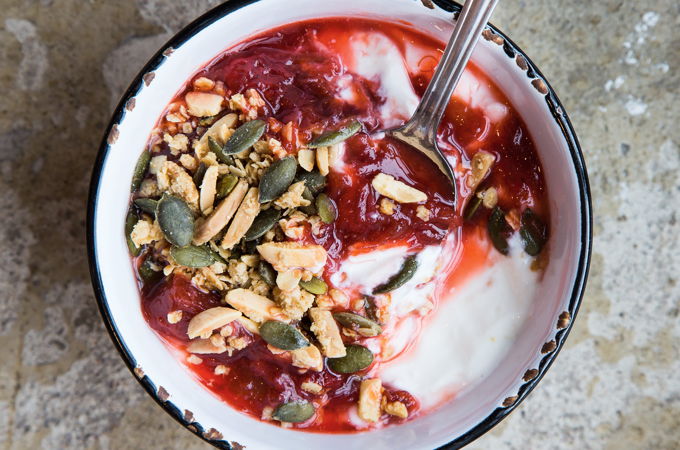Yogourt à la compote de rhubarbe et crumble aux graines de citrouille