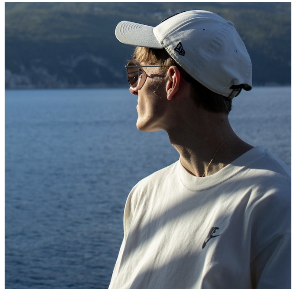 Cropped background image with background-size and background-position