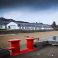 Vue depuis un ponton sur la distillerie Bunnahabhain sur l'île d'Islay dans les Hébrides intérieures d'Ecosse
