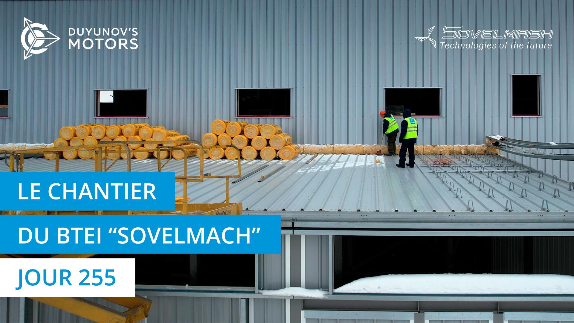 Installation de cloisons intérieures, début de l'installation de la toiture sur les dépendances sans étage | Jour 255